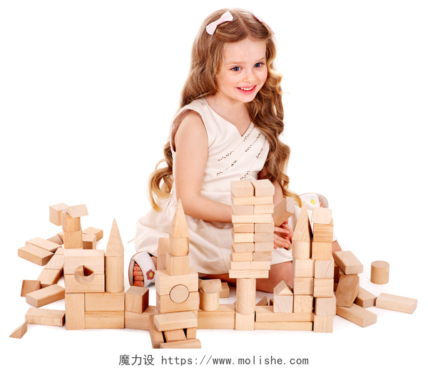 白色背景一位可爱的小女孩在堆积木儿童玩积木.